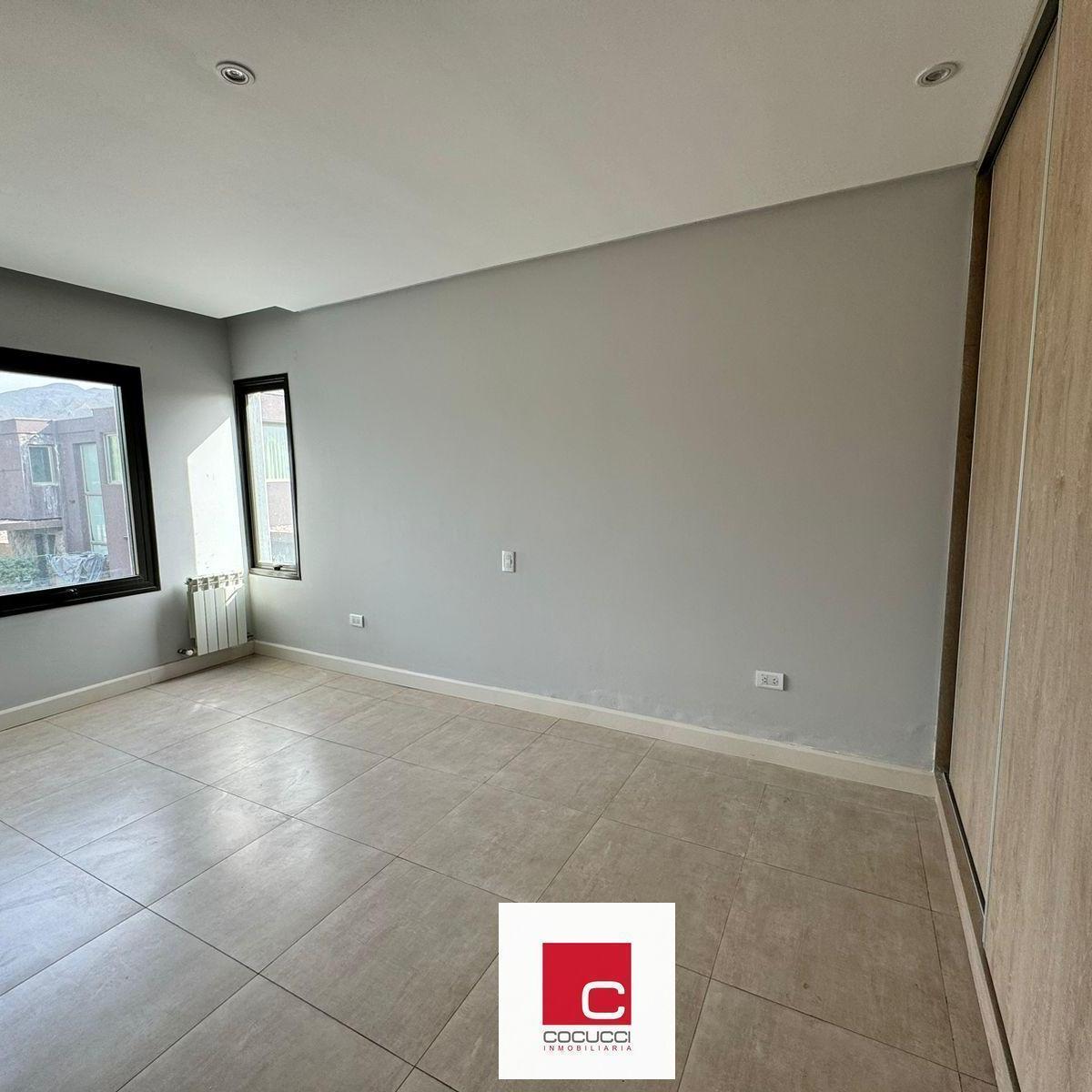 Casa en Venta en El Prestigioso Barrio Privado Dalvian! 3