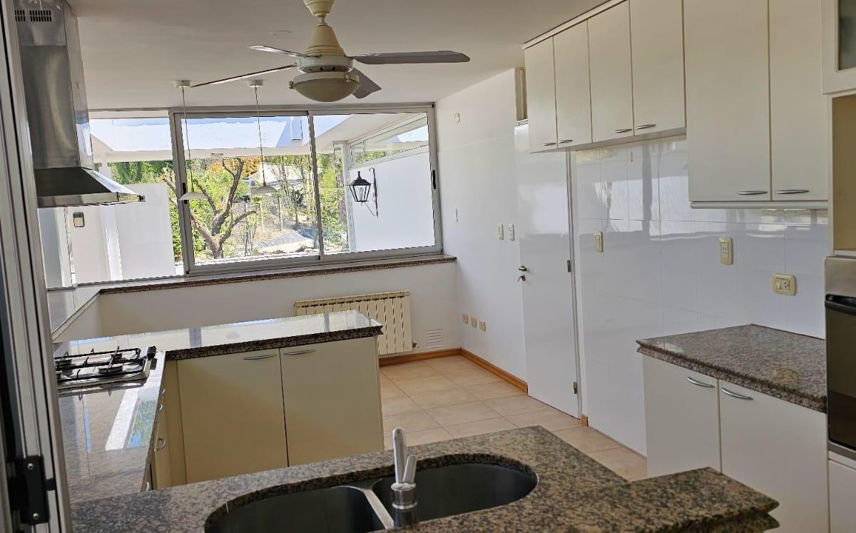 Excelente Casa en Barrio Privado 2