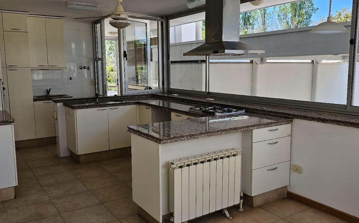 Excelente Casa en Barrio Privado 2