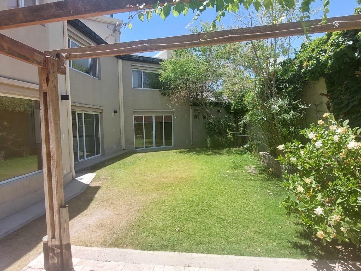 Casa en Barrio Privado 4