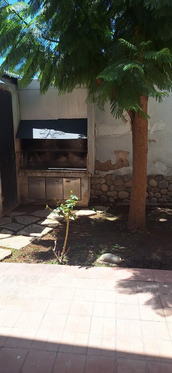 Cocucci Inmobiliaria Vende Excelente Casa en El Barrio Bombal 2