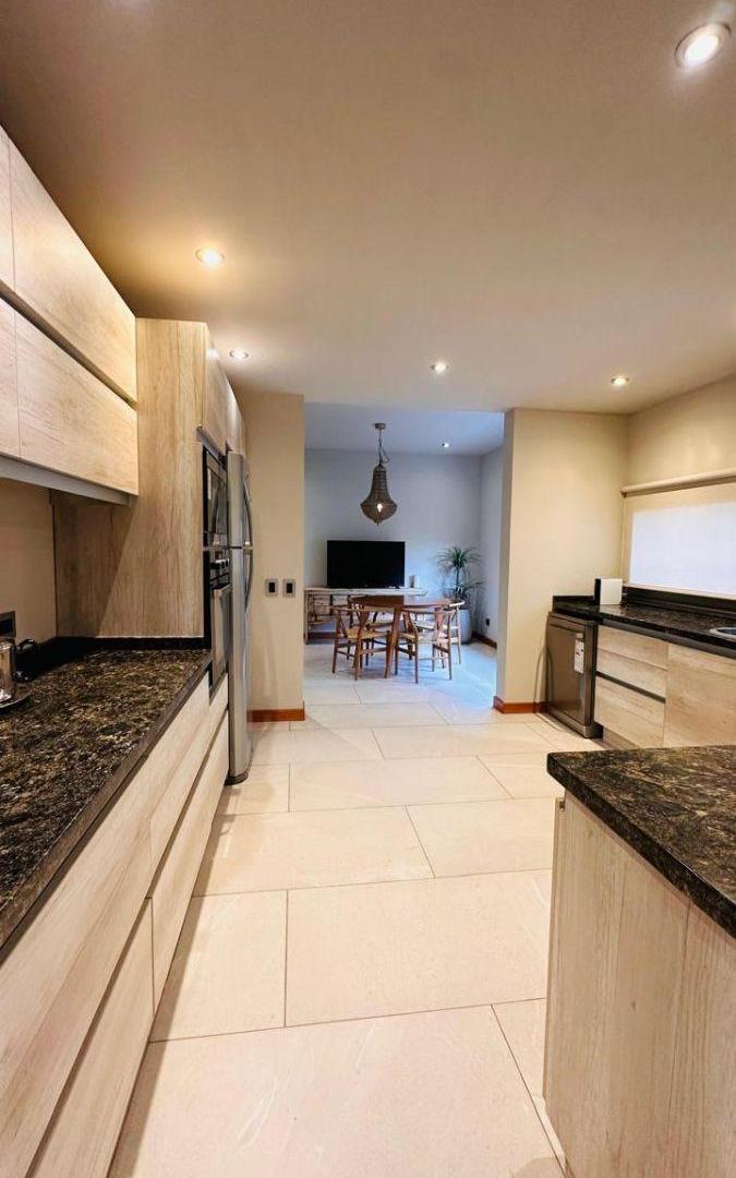 Foto de VENTA CHALET DE CATEGORIA EN BARRIO PALMARES VALLEY, imagen 2