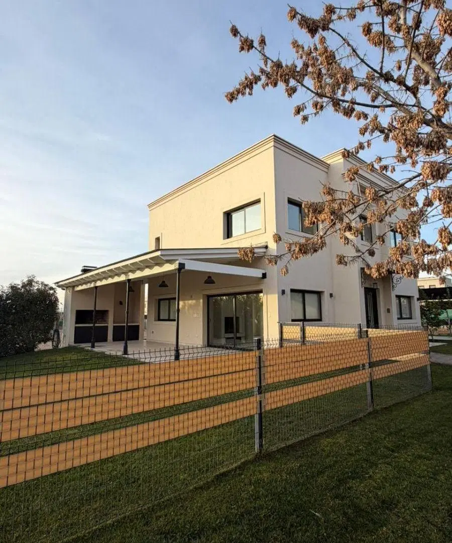 VENTA CASA DE CATEGORÍA EN BARRIO PRIVADO EN CHACRAS DE CORIA 5