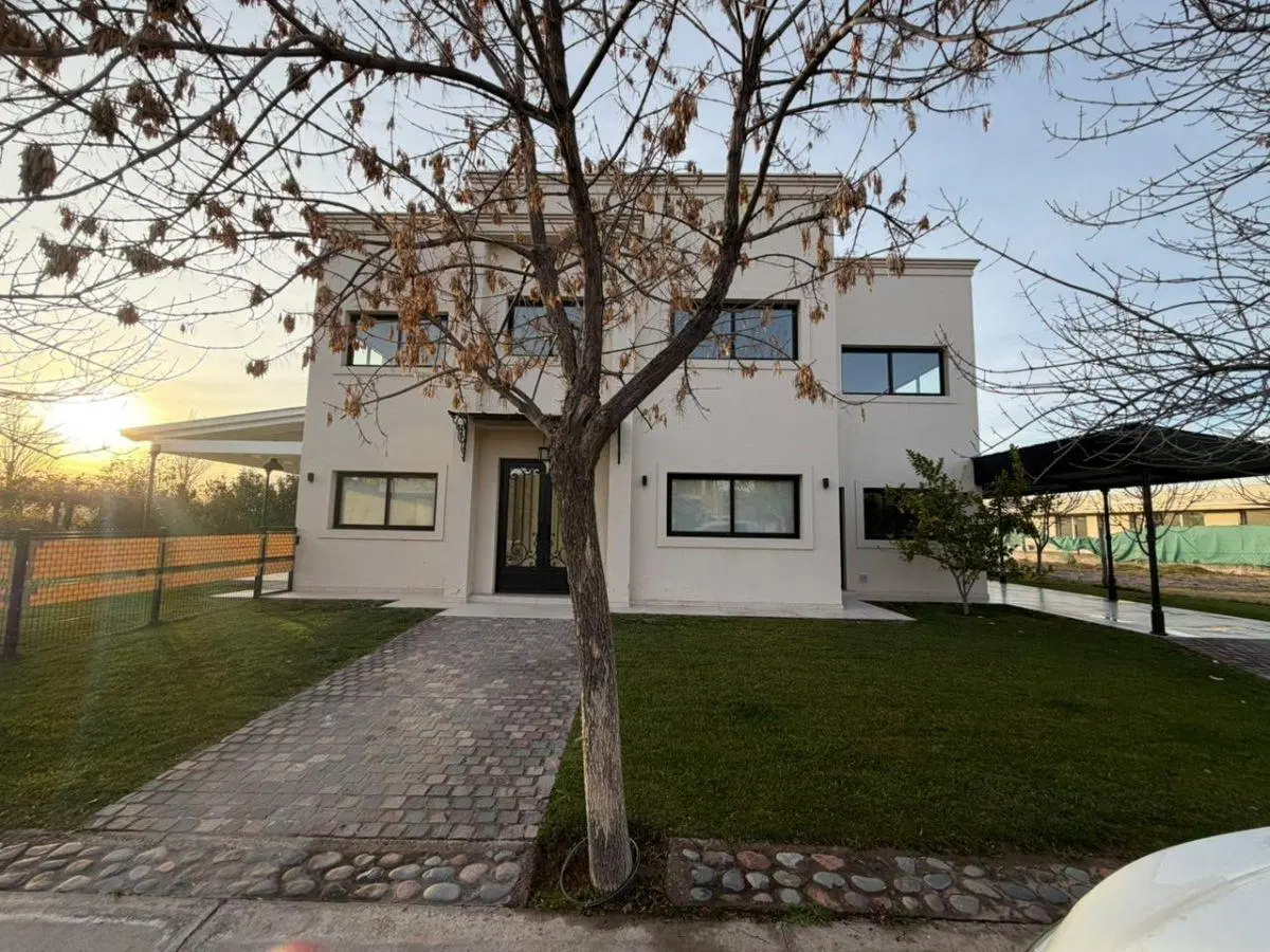VENTA CASA DE CATEGORÍA EN BARRIO PRIVADO EN CHACRAS DE CORIA 3