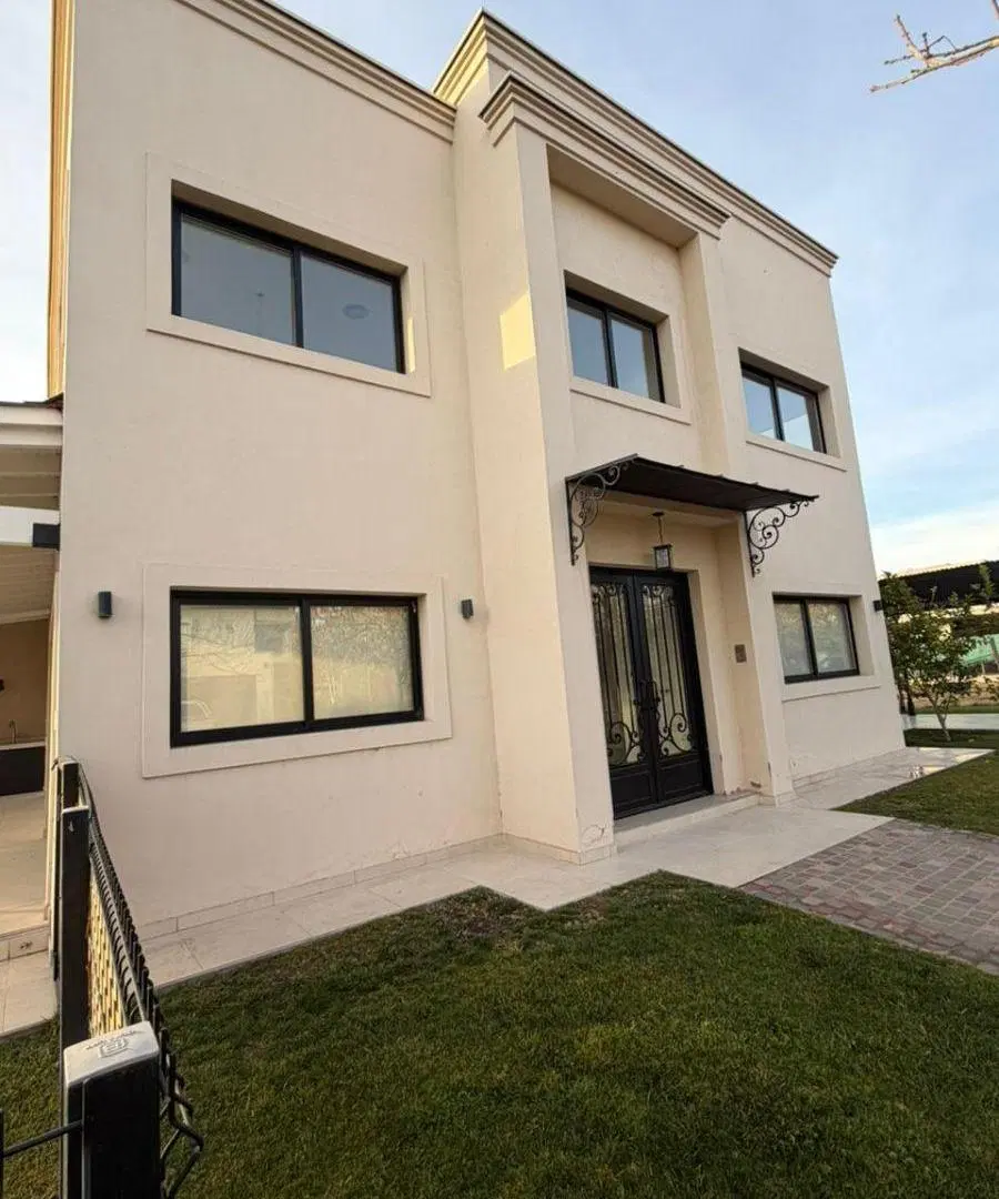 VENTA CASA DE CATEGORÍA EN BARRIO PRIVADO EN CHACRAS DE CORIA 2