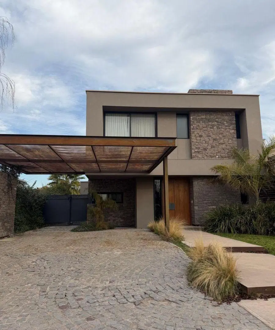 VENTA CASA DE CATEGORIA BARRIO LOMAS DE TERRADA LUJAN DE CUYO 1