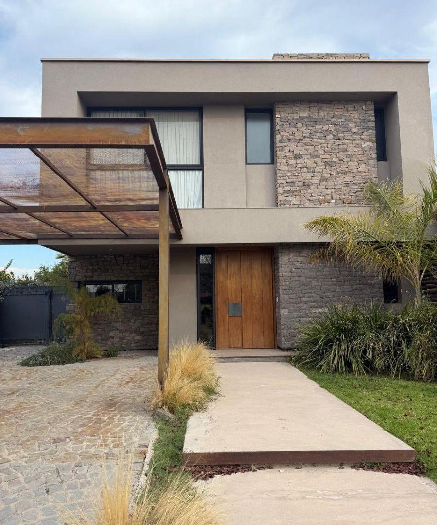 VENTA CASA DE CATEGORIA BARRIO LOMAS DE TERRADA LUJAN DE CUYO