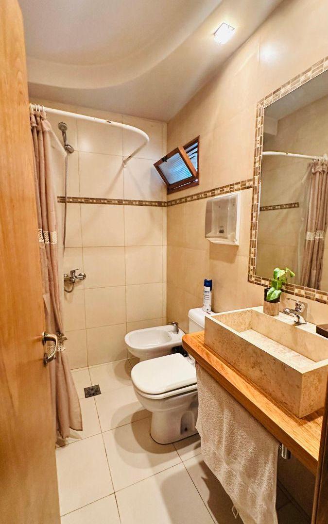 Foto de VENTA CASA CUATRO DORMITORIOS RECICLADA EN GUAYMALLEN, imagen 2