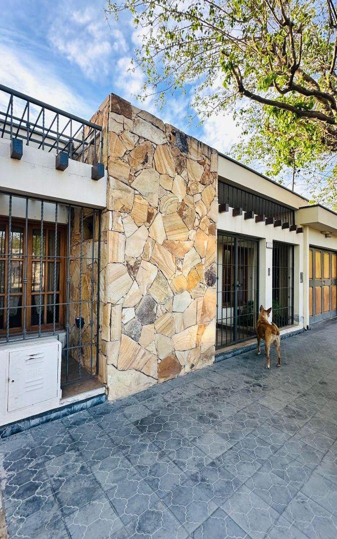 Foto de VENTA CASA CUATRO DORMITORIOS RECICLADA EN GUAYMALLEN, imagen 1