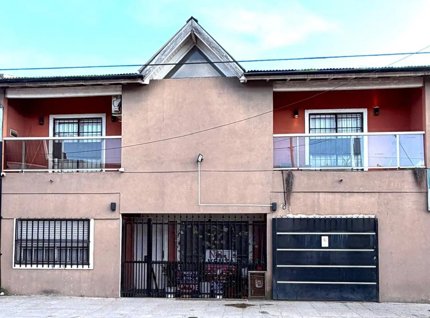 CASA + 2 LOCALES CON RENTA EN ESQUINA IDEAL 4
