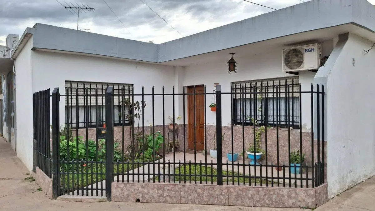 CASA EN VENTA JOSE C PAZ , LOTE ESQUINA CON LOCAL 2