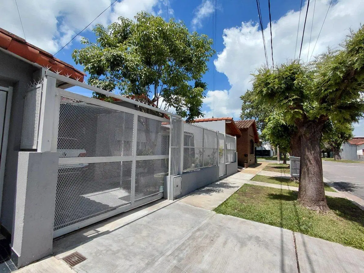 VENTA CASA 4 AMB C/COCHERA. APTA CREDITO!! 2