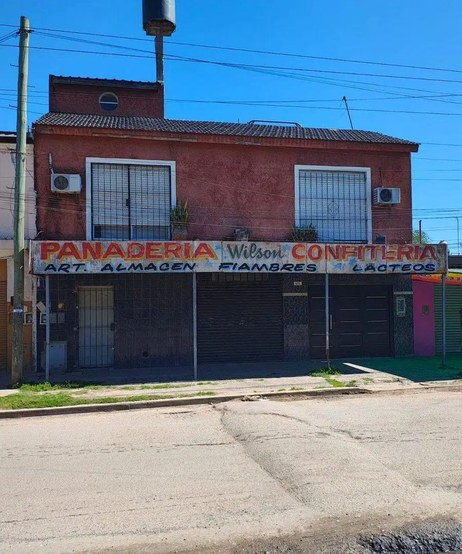 DEPARTAMENTO, TRES LOCALES Y GALPON A LA VENTA 2