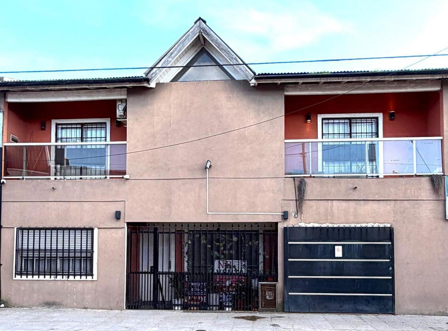 CASA + 2 LOCALES CON RENTA EN ESQUINA IDEAL
