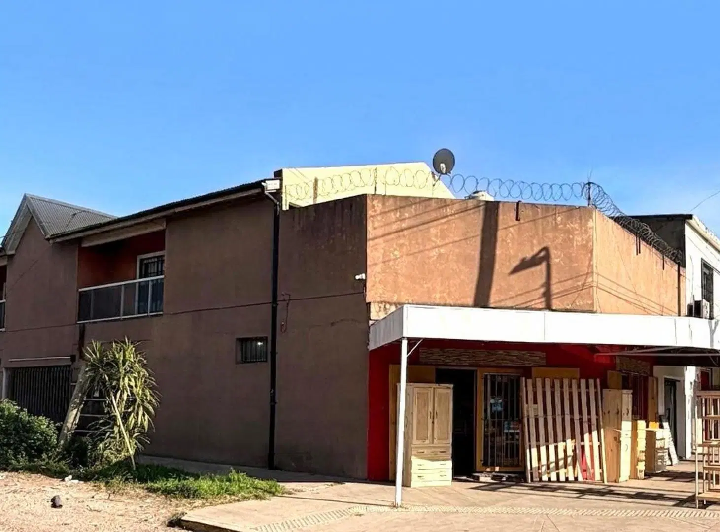 CASA + 2 LOCALES CON RENTA EN ESQUINA IDEAL 3