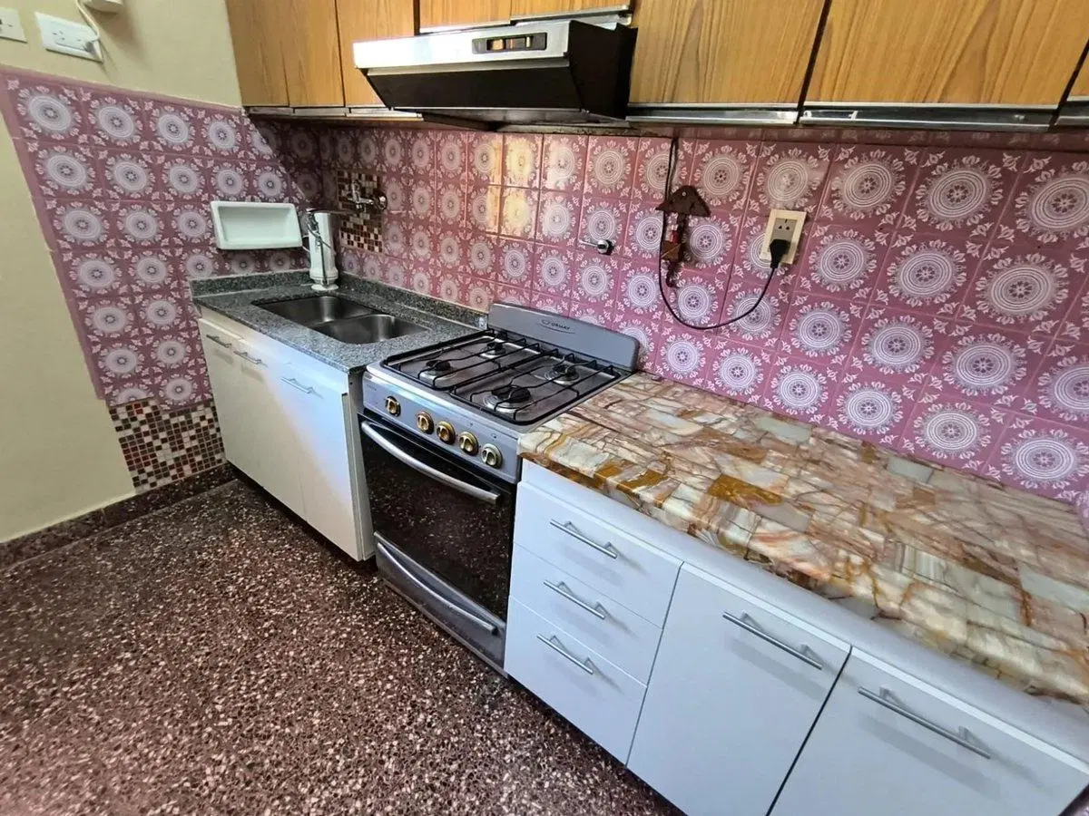VENTA CASA 4 AMBIENTES, GARAGE, 2 BAÑOS, IMPECABLE 3