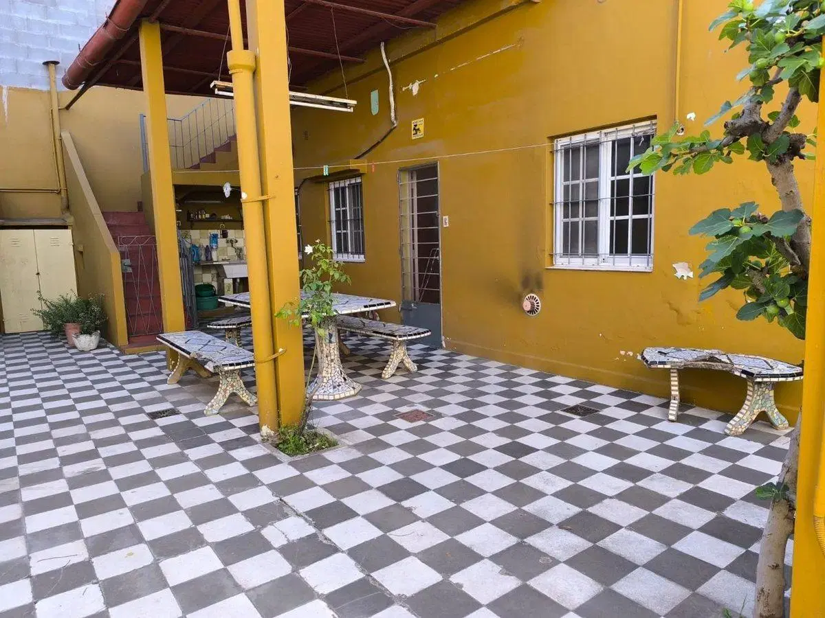 VENTA CASA 4 AMBIENTES, GARAGE, 2 BAÑOS, IMPECABLE 2