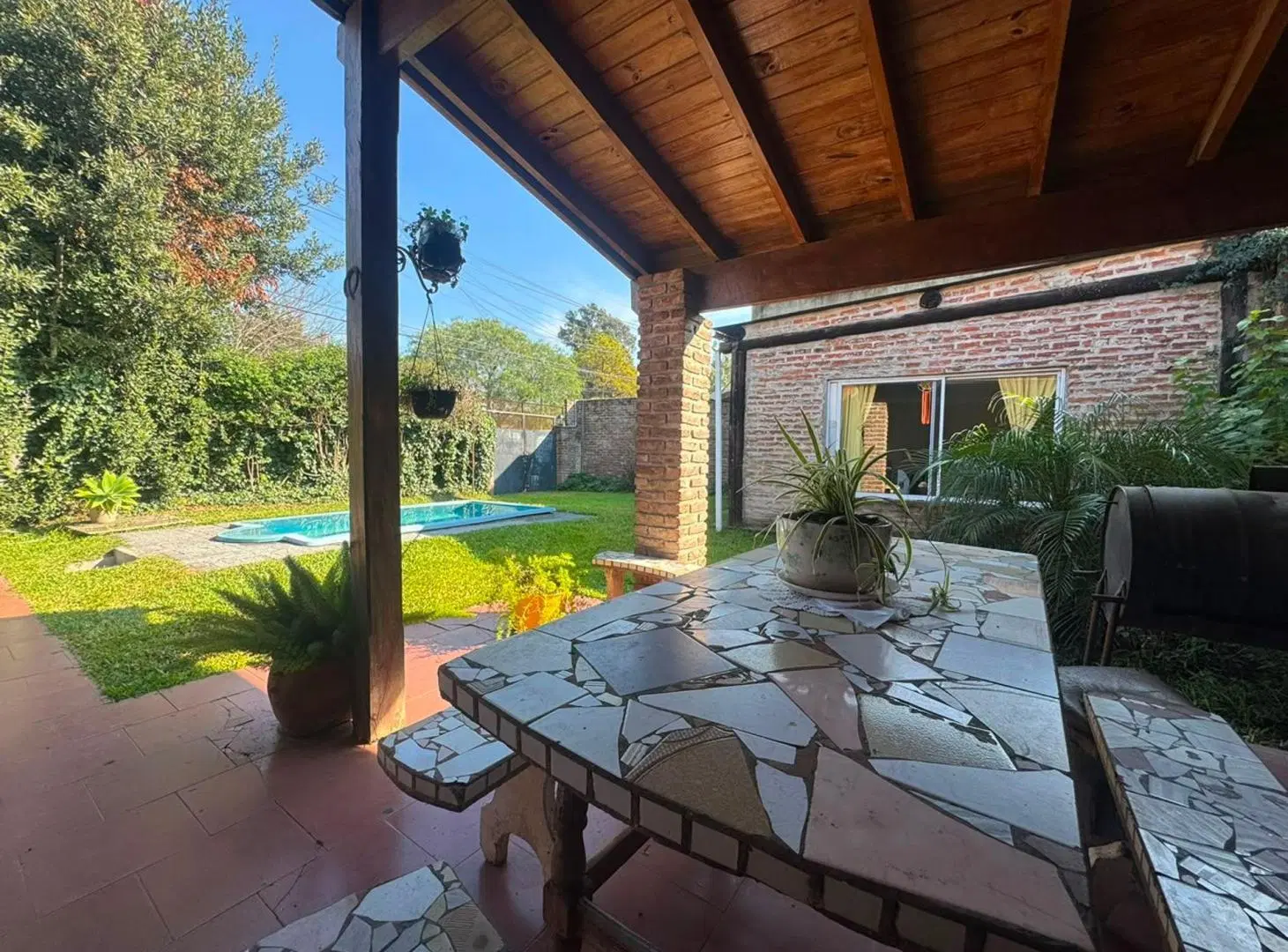 VENTA CASA EN HURLINGHAM CON PILETA 4