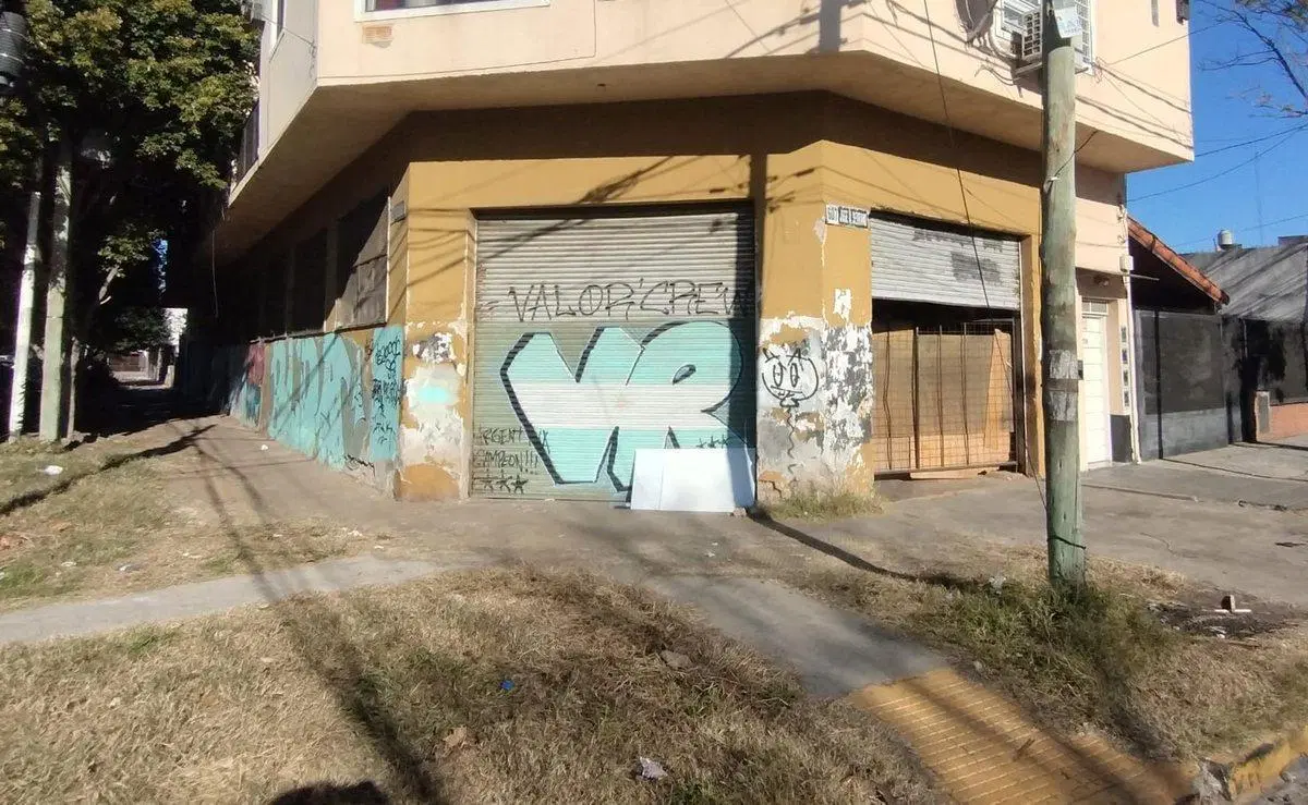 VENTA DE EXCELENTE GALPÓN EN CASEROS 4