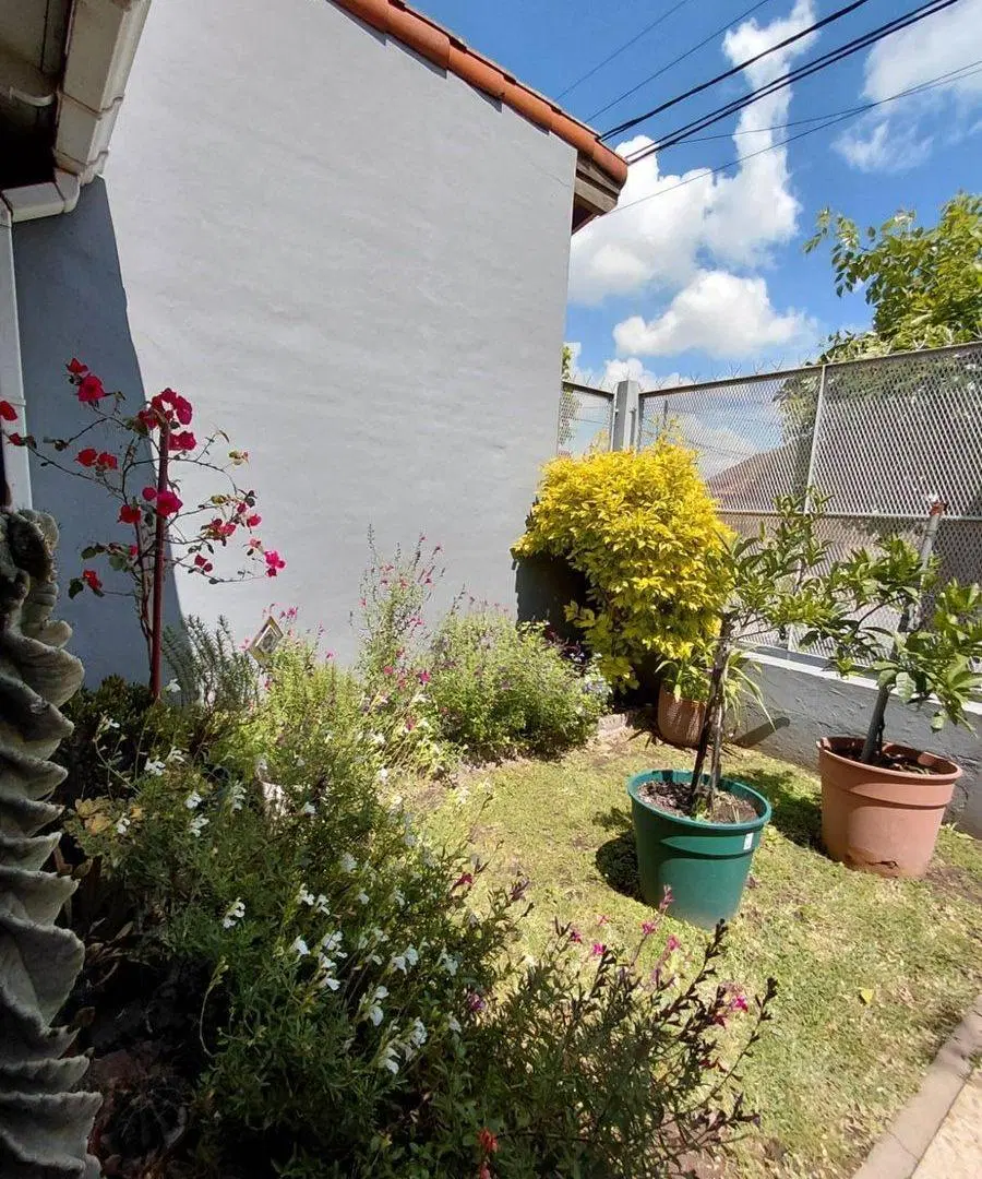 VENTA CASA 4 AMB C/COCHERA. APTA CREDITO!! 5