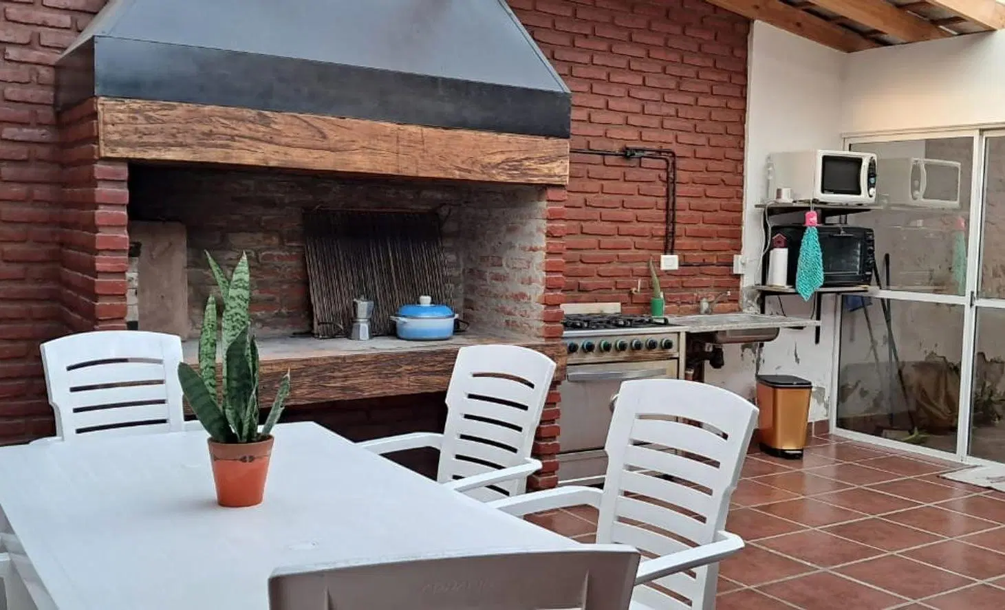 CASA EN BELLA VISTA CON QUINCHO+ CASA ADELANTE. 2