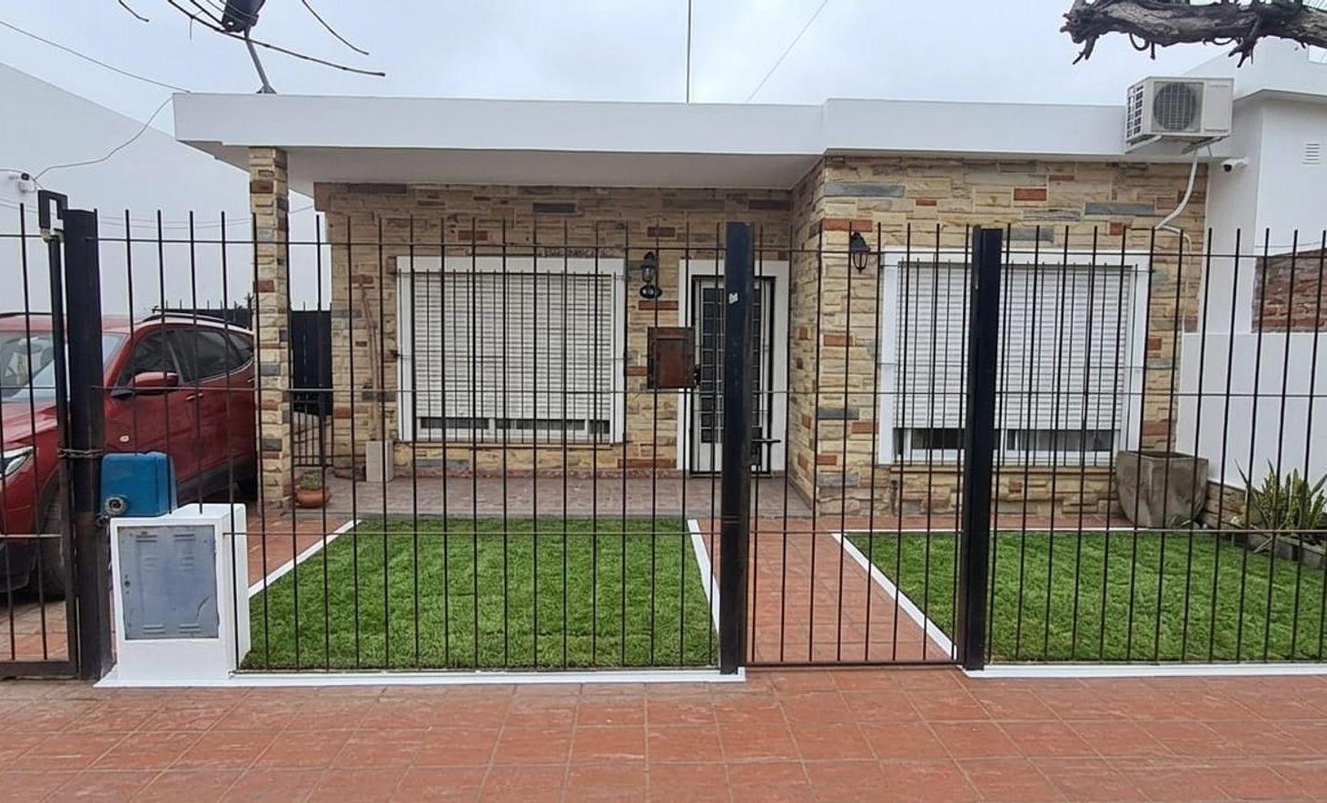 Foto de CASA 4 AMBIENTES, JARDIN, GALERIA CUBIERTA., imagen 2