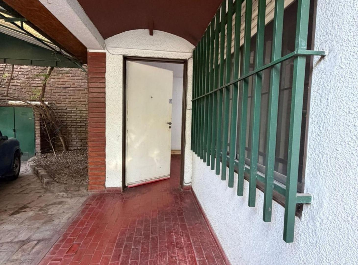 Foto de CASA CON PATIO/PARRILLA A/CRED. EXC UBICACIÓN!, imagen 2