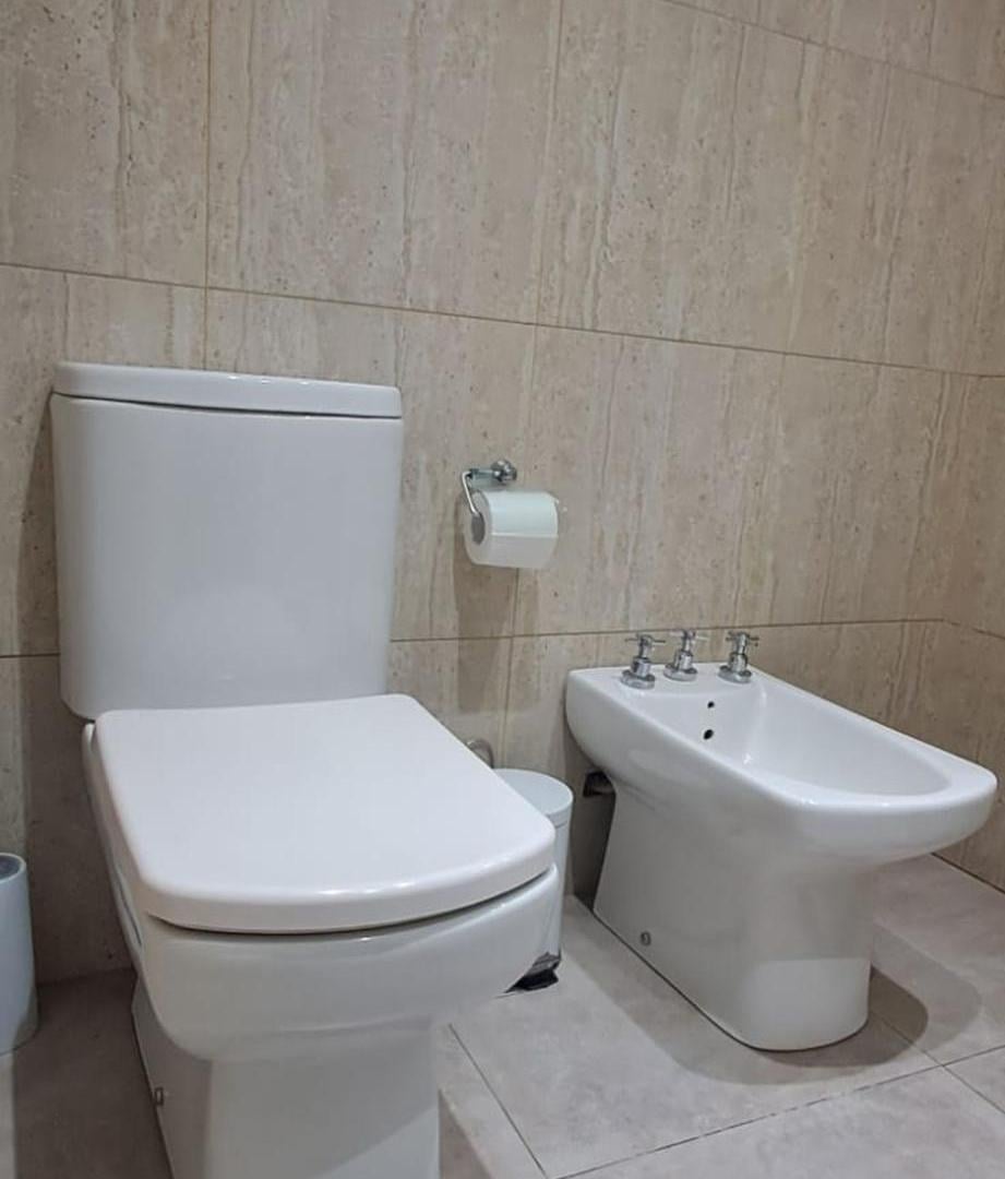 Foto de CASA 4 AMBIENTES, JARDIN, GALERIA CUBIERTA., imagen 1