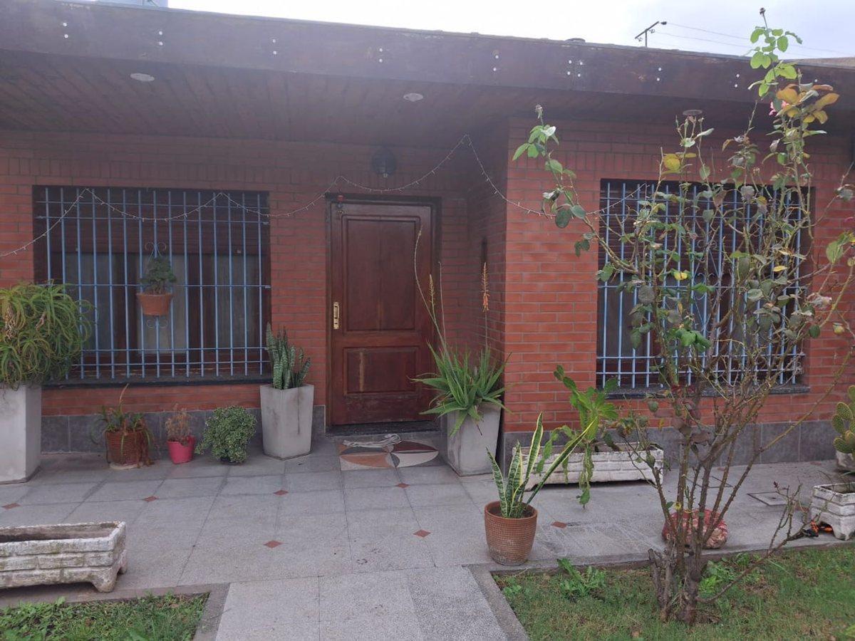 Foto de VENTA CASA 5 AMB Y QUINCHO SE ESCUCHA OFERTA, imagen 1