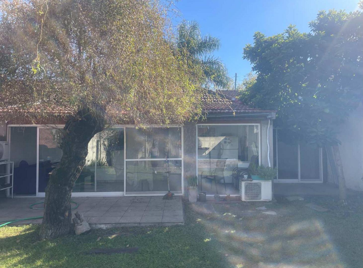 Foto de VENTA DE CASA EN JOSE C PAZ, 4 AMB, PILETA Y PARQU, imagen 3