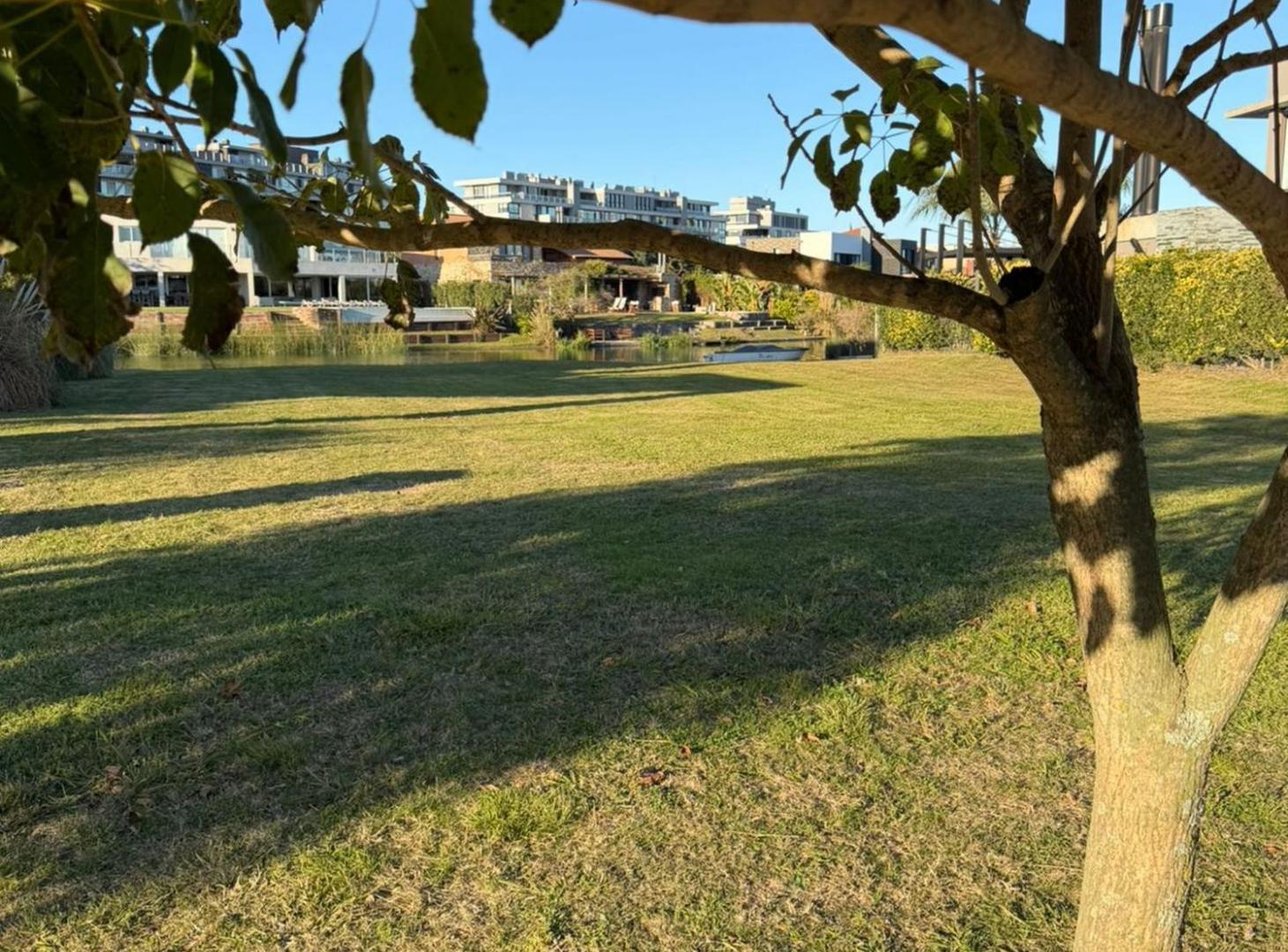 Foto de LOTE PREMIUM A LA LAGUNA EN ESQUINA-NUEVO QUILMES, imagen 5