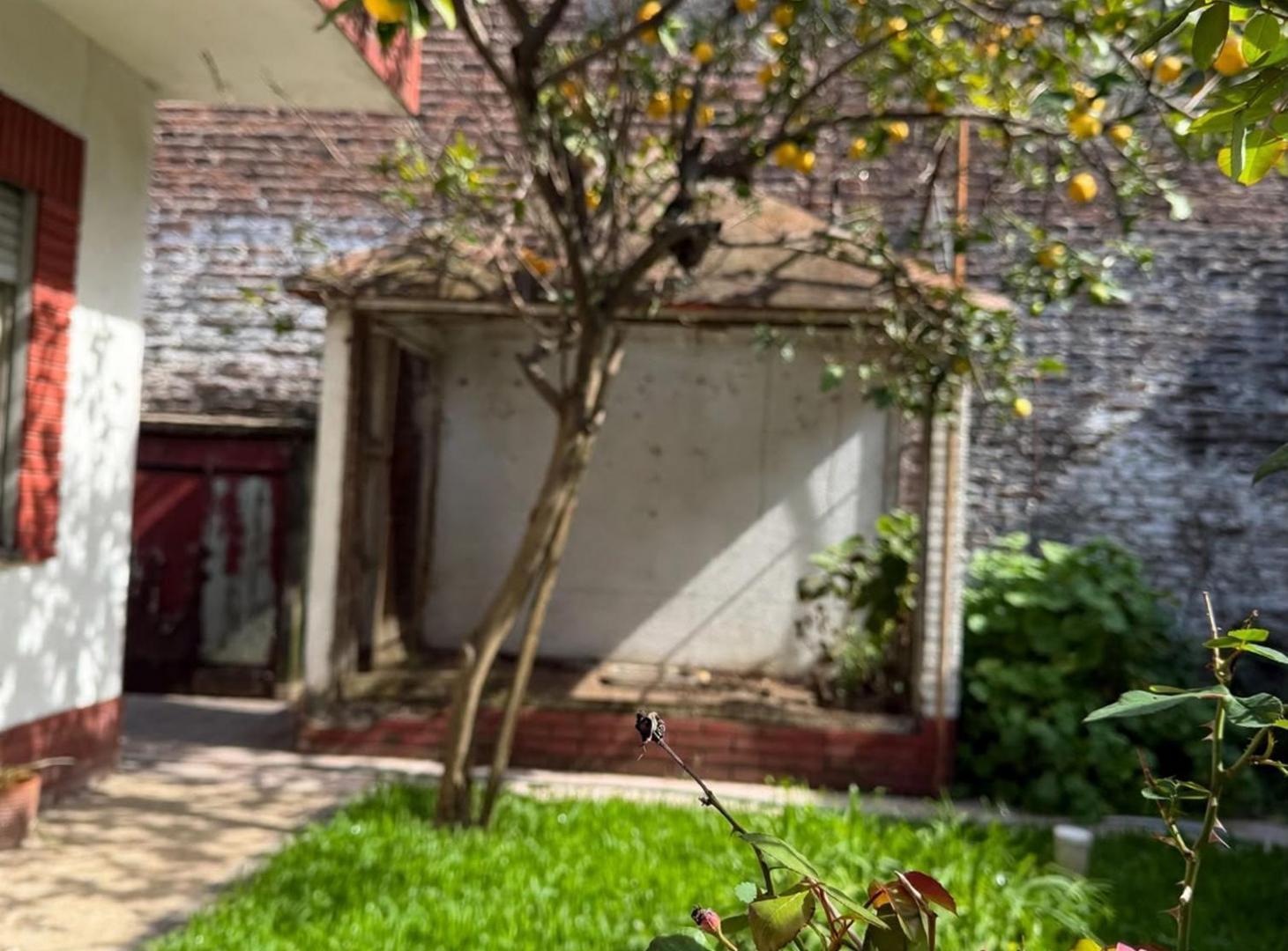 Foto de Locales+Vivienda+Potencial de desarrollo! AV.PERON, imagen 3