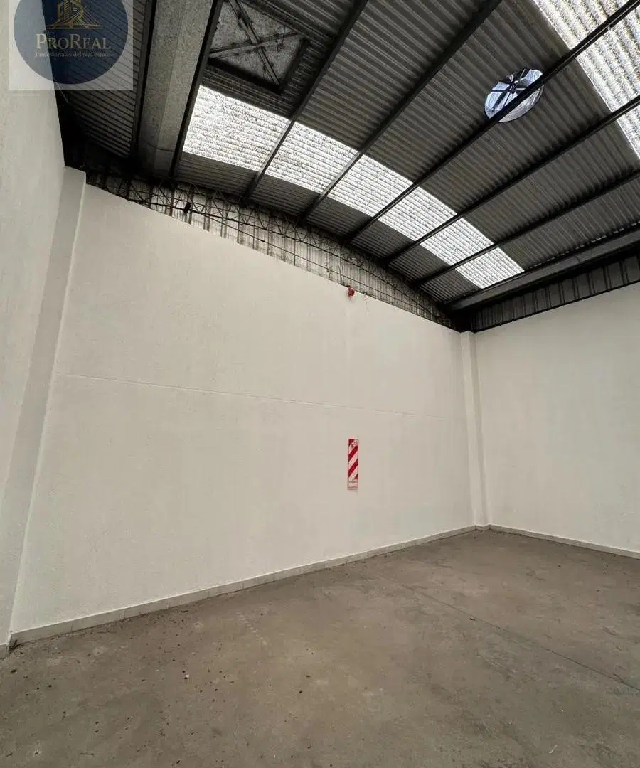 Excelente Galpón / Depósito con Aptitud Comercial- Lanús oeste 2