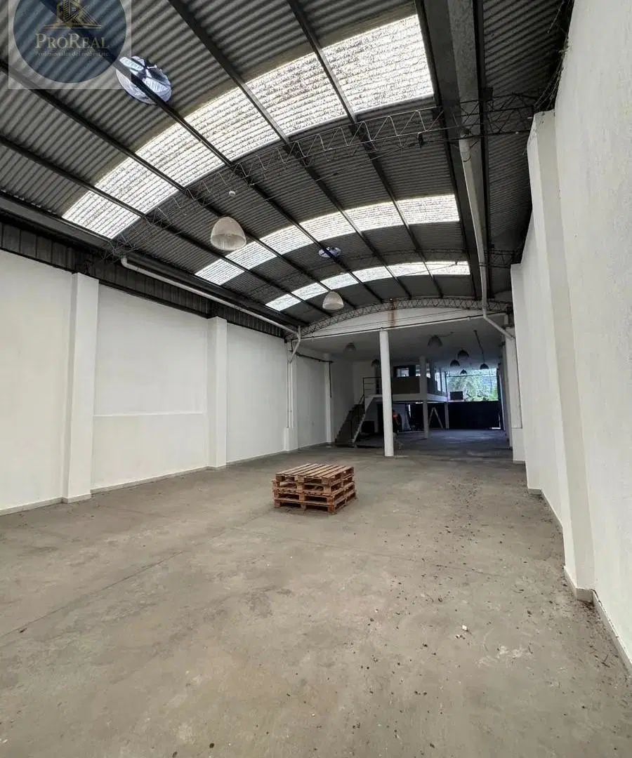 Excelente Galpón / Depósito con Aptitud Comercial- Lanús oeste 2