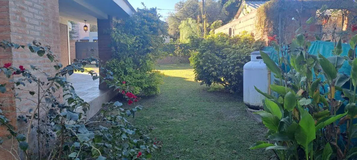 CASA EN VENTA 3 DOR TALAR DE MENDIOLAZA CON GRAN PARQUE Y PISCINA 3