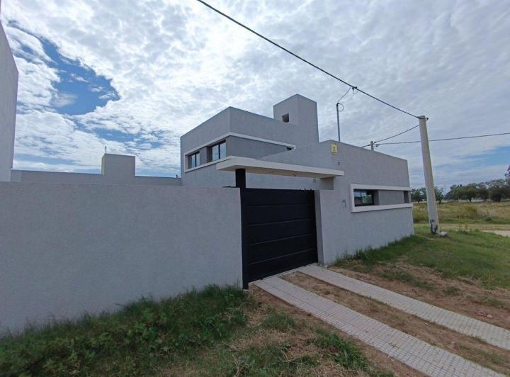 MODERNA CASA EN SALTO PROVINCIA DE BUENOS AIRES 4