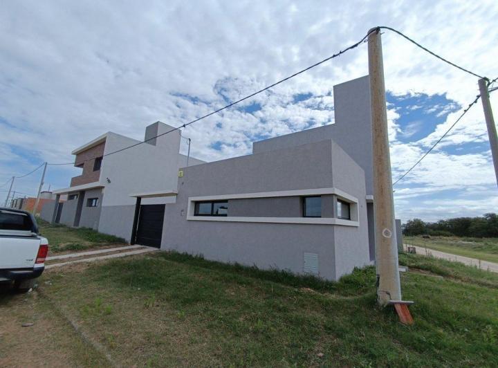 MODERNA CASA EN SALTO PROVINCIA DE BUENOS AIRES 3
