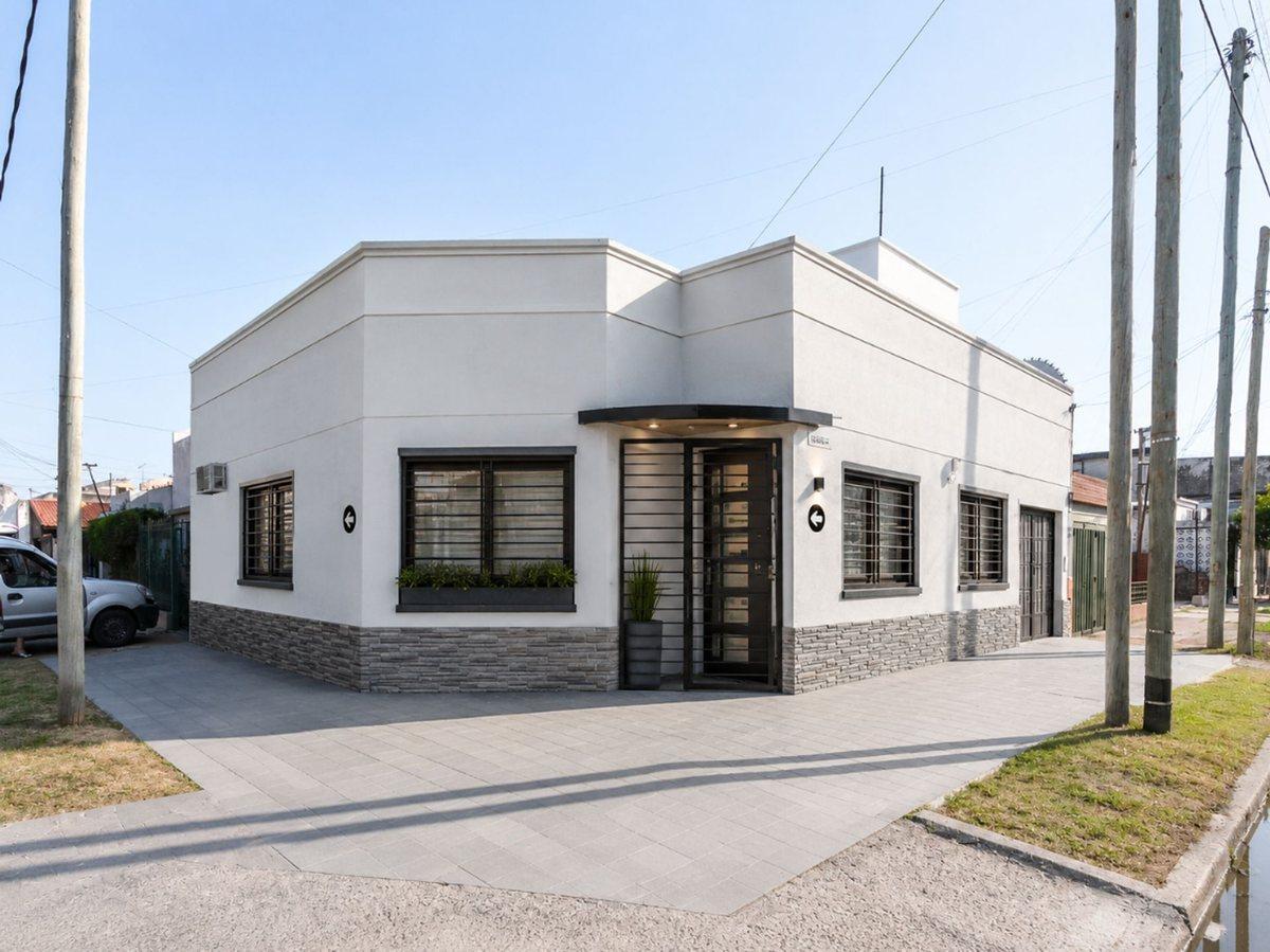 VENTA DE CASA EN ESQUINA 5 AMBIENTES CON GARAGE