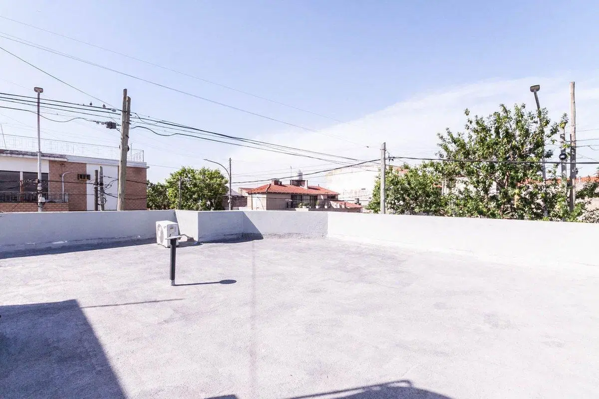 VENTA DE CASA EN ESQUINA 5 AMBIENTES CON GARAGE 2