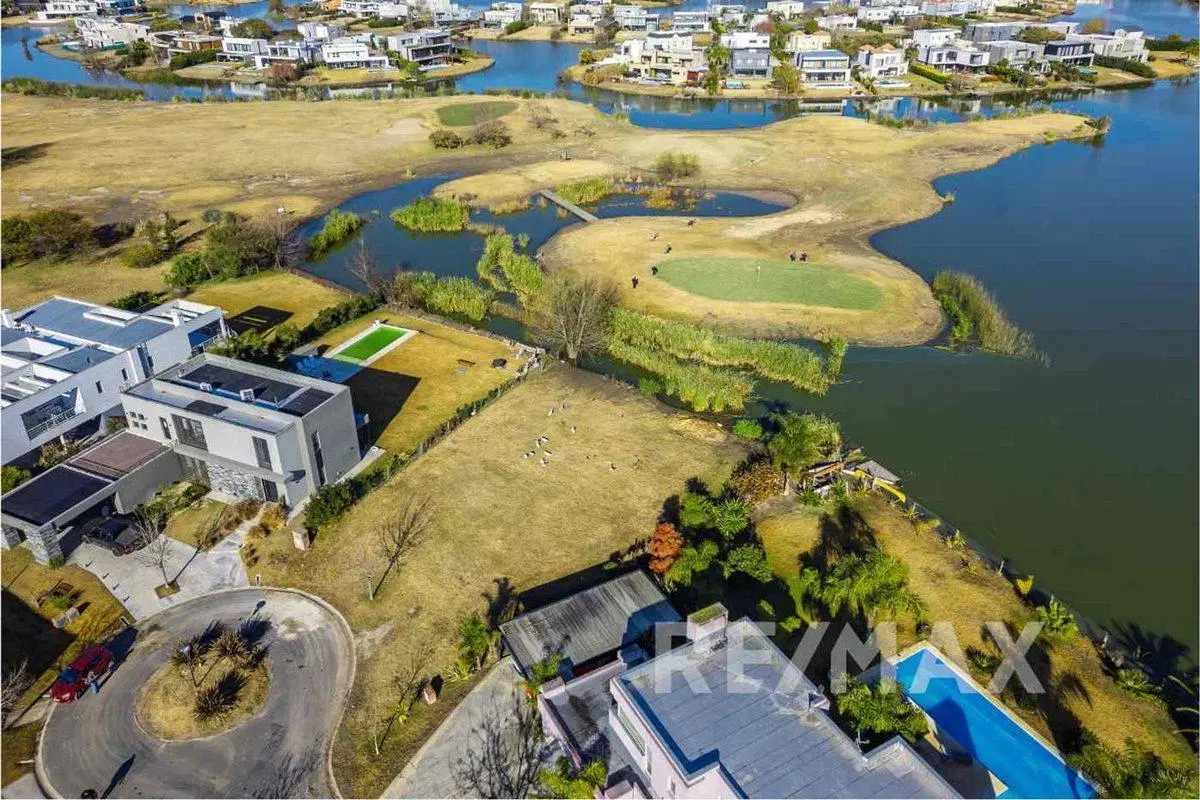 VENTA EN CANTON GOLF AL AGUA Y AL CAMPO DE GOLF 2