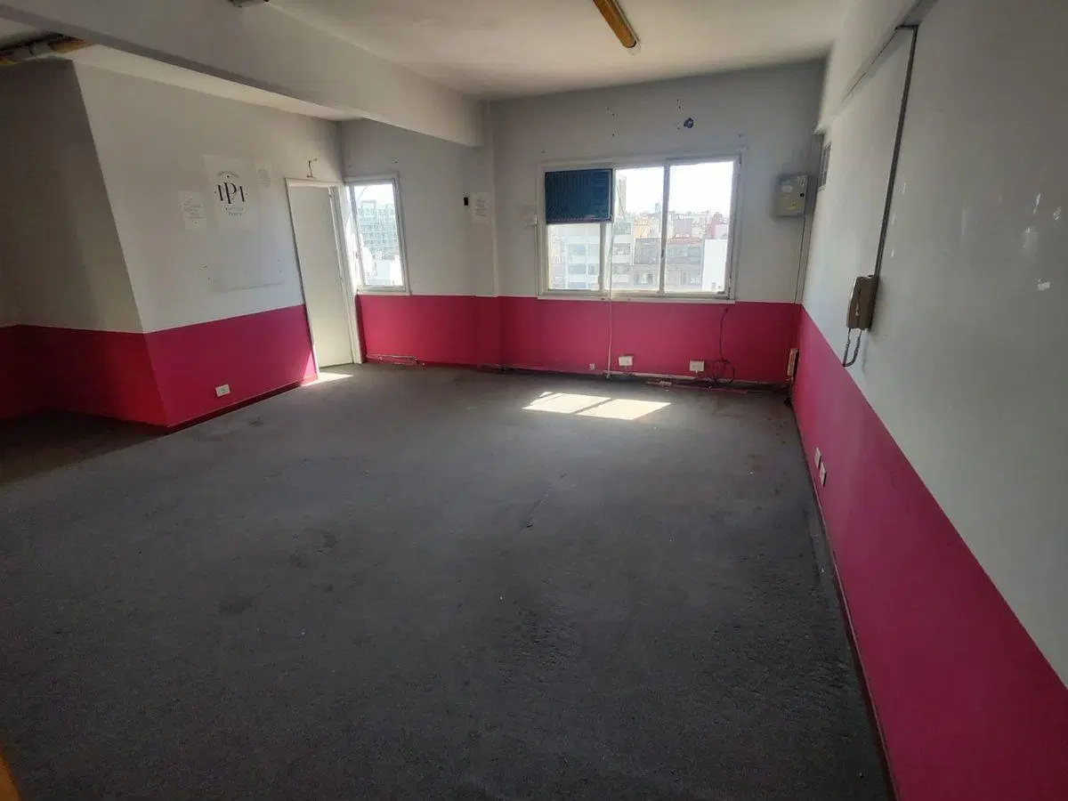 OFICINA EN VENTA EN BALVANERA CON BAÑO 2