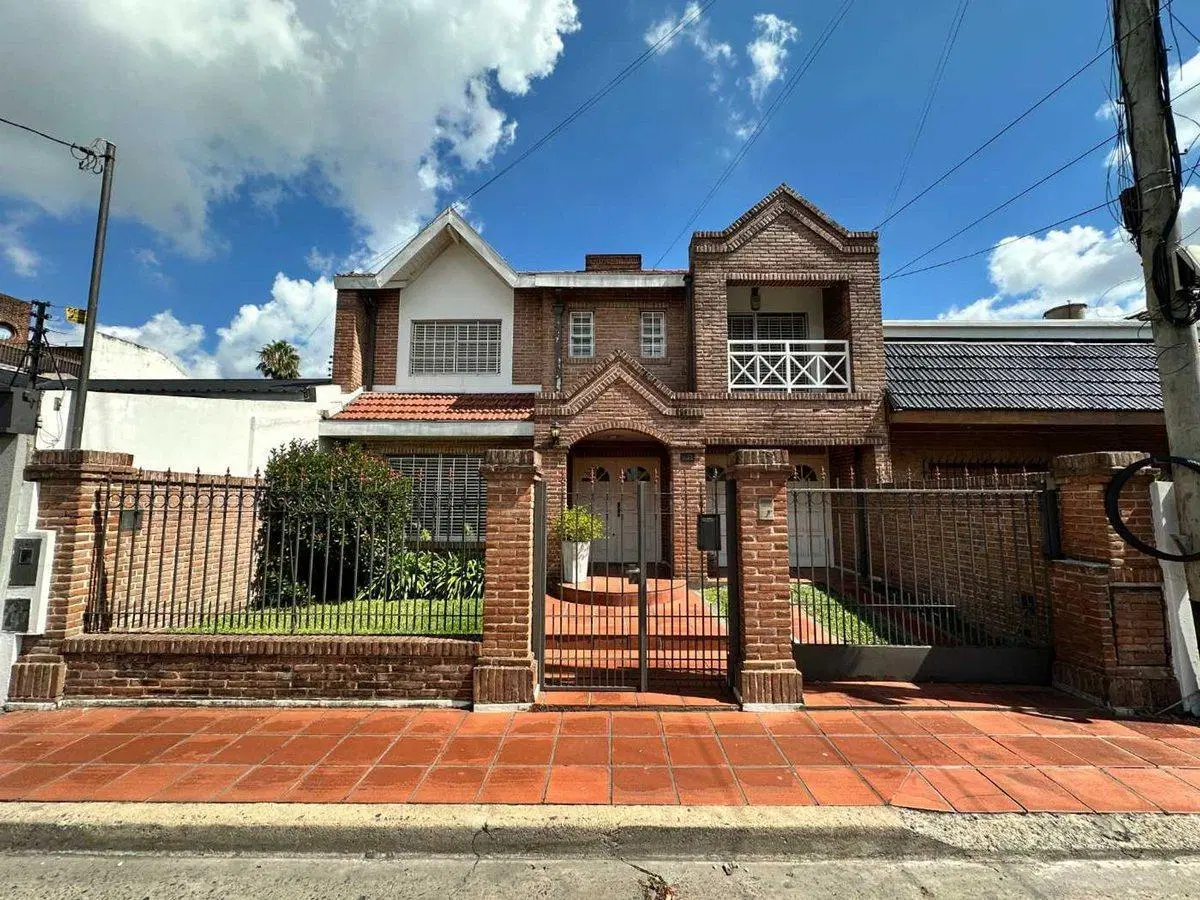 Casa en venta 5 Amb en Villa Sarmiento  c/pileta 4