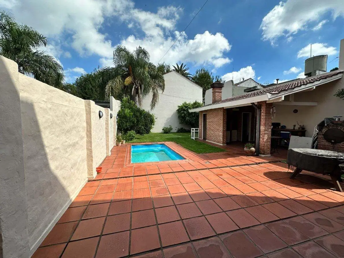 Casa en venta 5 Amb en Villa Sarmiento  c/pileta 5