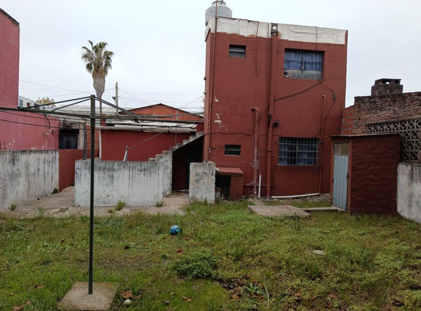 VENTA CASA 3 AMB. + DEPTO. 2 AMB A REFACCIONAR!