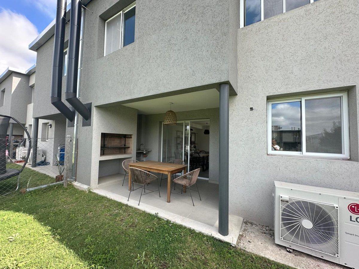 CASA DUPLEX EN VENTA DECS TORTUGAS BAJAS EXPENSAS