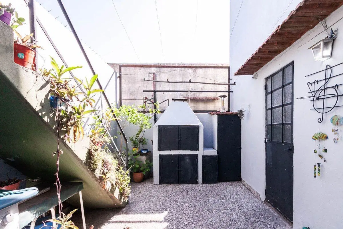 VENTA DE CASA EN ESQUINA 5 AMBIENTES CON GARAGE 4