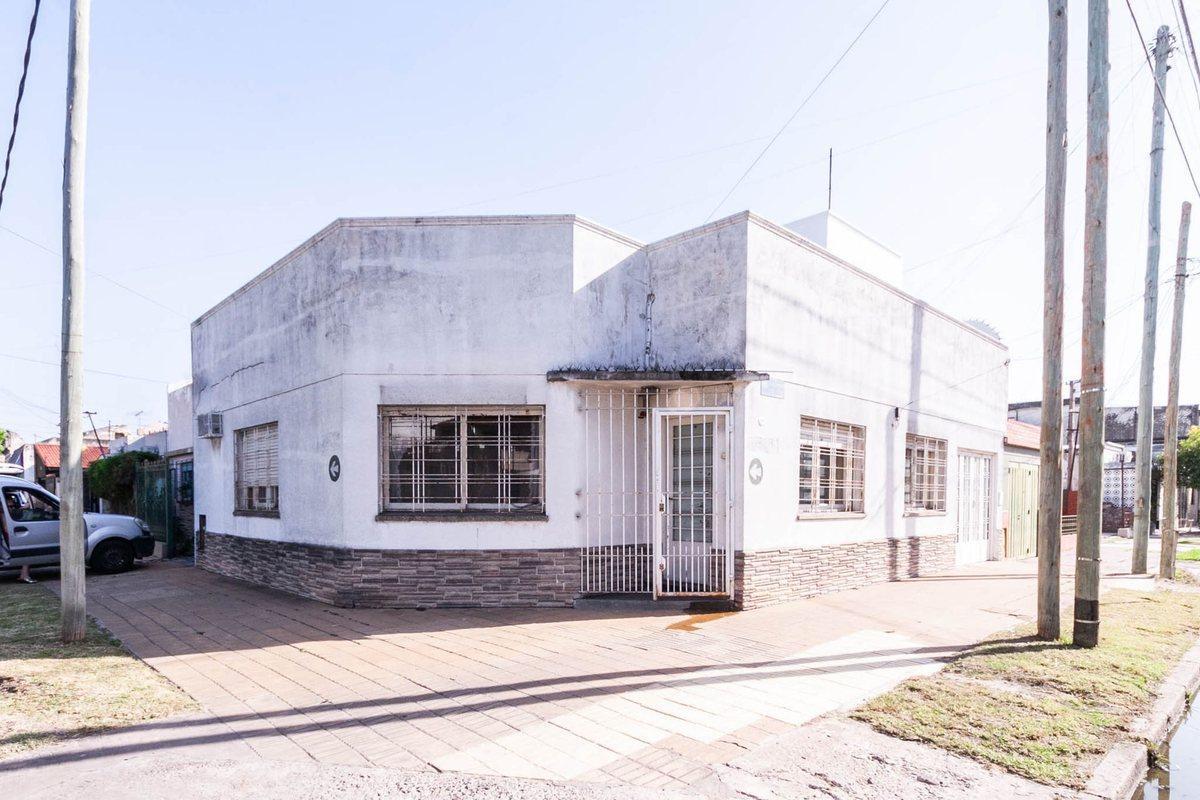 VENTA DE CASA EN ESQUINA 5 AMBIENTES CON GARAGE