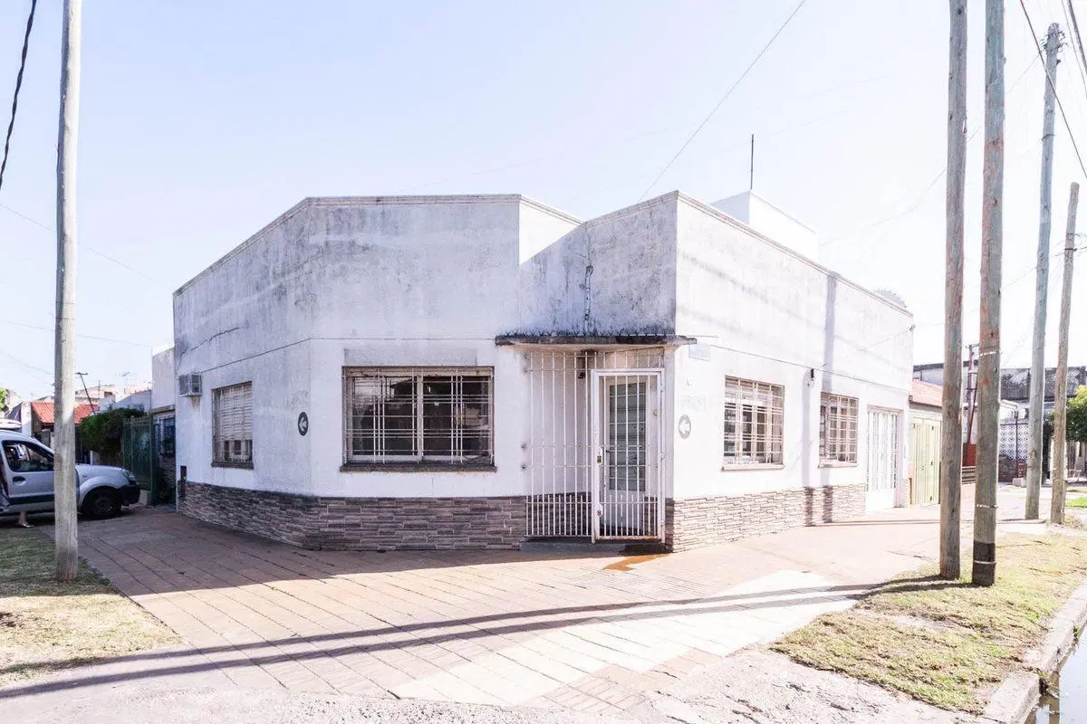 VENTA DE CASA EN ESQUINA 5 AMBIENTES CON GARAGE 2