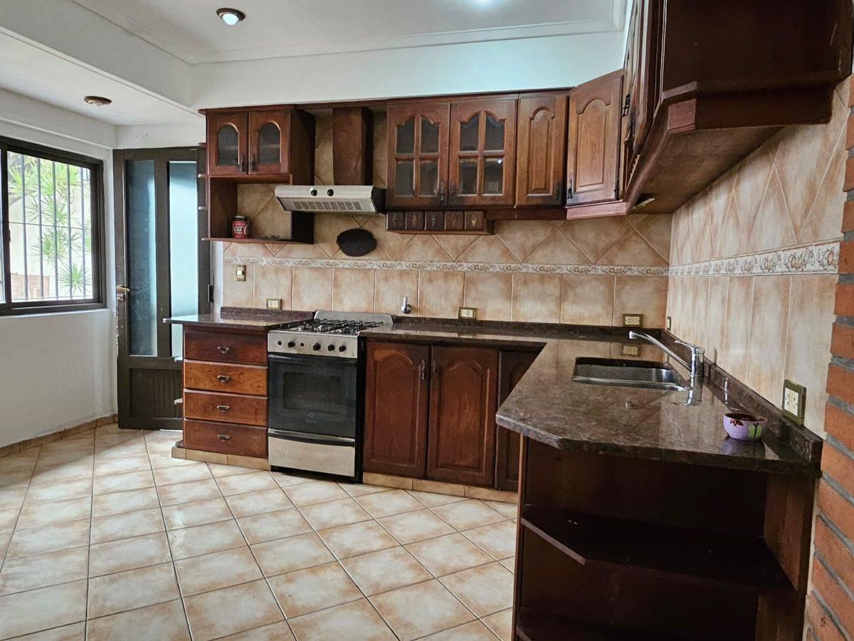 Foto de CASA TRIPLEX , Coch. 2 autos/ Quincho Zona Resid., imagen 2