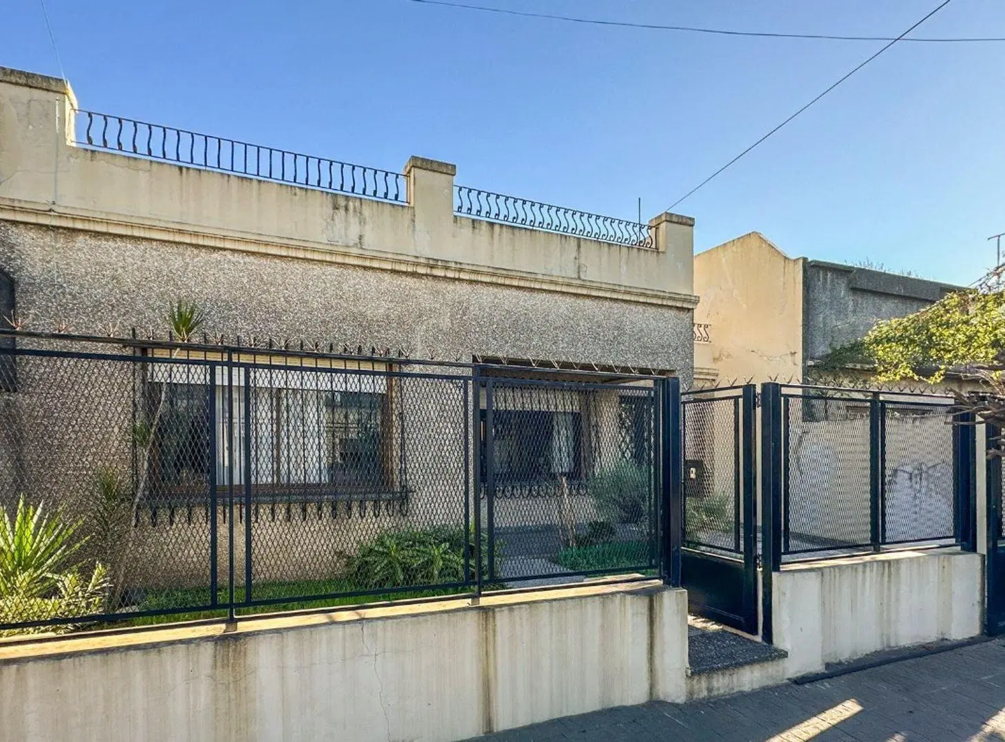 Casa en venta con lote amplio, quincho y cochera 3